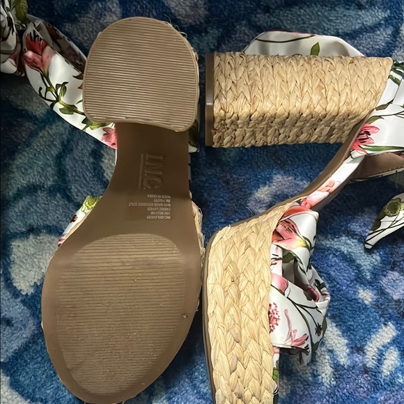 Floral Wedge Sandals - Picture 4 of 6